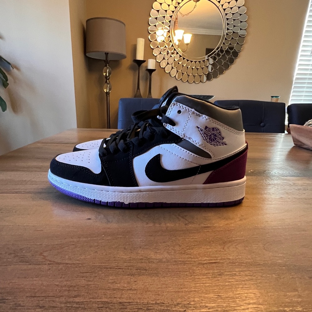 Nike Air Jordan 1 Mid- Women’s 8